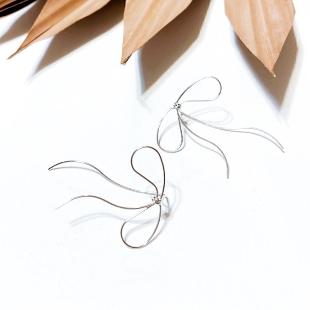 Silver bow threader earrings N360